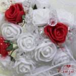 Булчински букет за хвърляне от рози в червено, ситни кристали и тюл